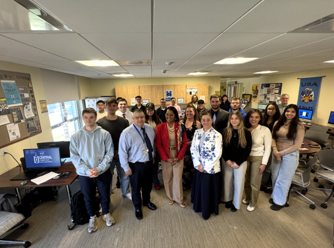 Congresswoman Hayes takes a photo with students at the CCSU Veterans Drop-In Center