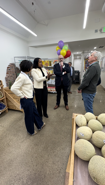 Congresswoman Hayes visits the Daily Bread Food Pantry